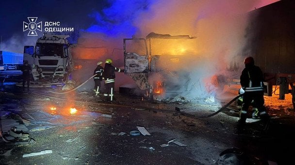 РФ атакувала одну з областей: вщент вигоріли вантажівки, є загиблий і травмовані (фото)