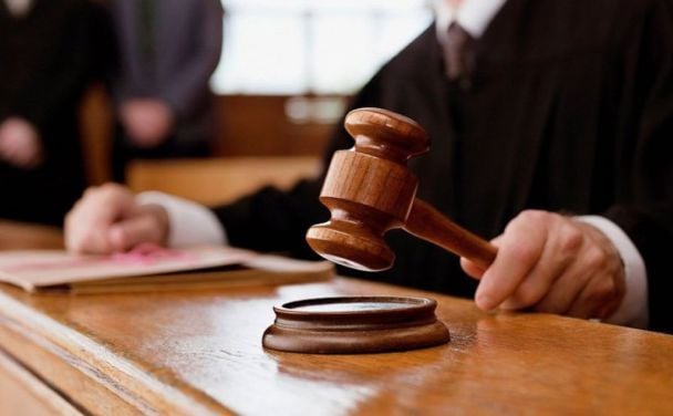 Депутат у поїзді домагався дівчини та пропонував поліції 800 доларів за мовчання Депутат у поїзді домагався дівчини та пропонував поліції 800 доларів за мовчання