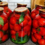 Солодкі помідори із листям моркви – такі смачні, що інших не треба. Рецепт розсолу, який можна пити