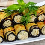Гості думають, що це закуска з ресторану. Як приготувати ніжні баклажанні рулетики без зайвої олії