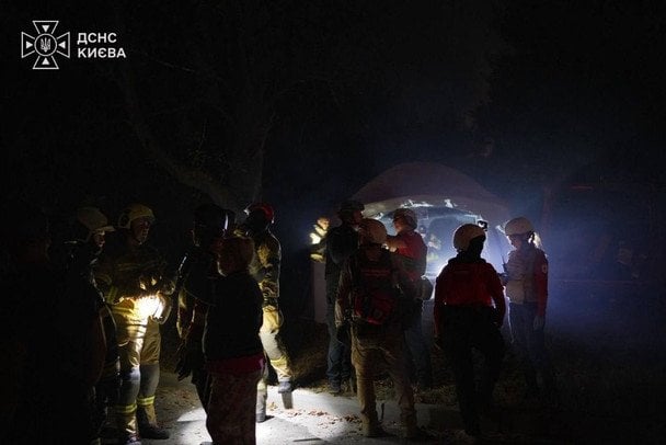Людей заблокувало в укритті, ракета знесла два поверхи багатоповерхівки: що відбувається у Києві після атаки РФ (фото)