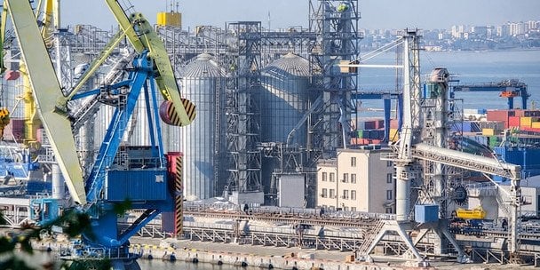 Вибухи розірвали Москву і порт Усть-Луга, вирує пожежа: влада верещить про купу дронів