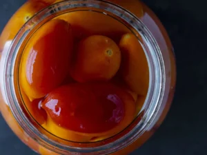 Класичний рецепт консервованих помідорів, які люблять усі