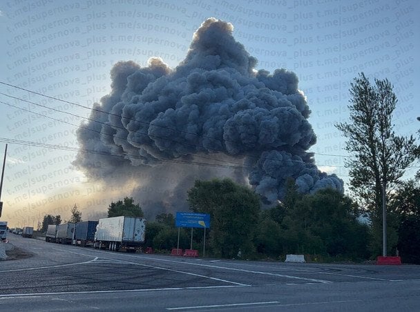 «Вулкани» піднялись під Петербургом: небо почорніло після атаки на один з найбільших Wildberries (відео)