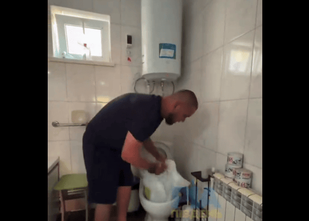 Шостий день без світла та води: в окупованому Мелітополі пропагандисти вчать ходити в туалет у пакети (відео)
