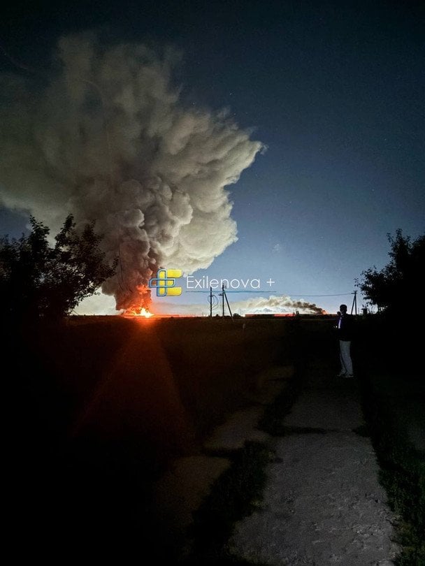 У Воронежі після вибухів спалахнула велика пожежа: повідомляють про атаку на хаб Wildberries (фото, відео)