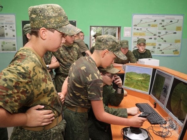Готують операторів дронів: у Білорусі школярів масово навчатимуть керувати БпЛА
