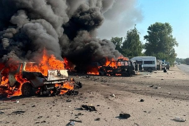 Розкидані тіла, все в крові: що відбувається на місці смертельного удару РФ по Печенігах (моторошні фото)