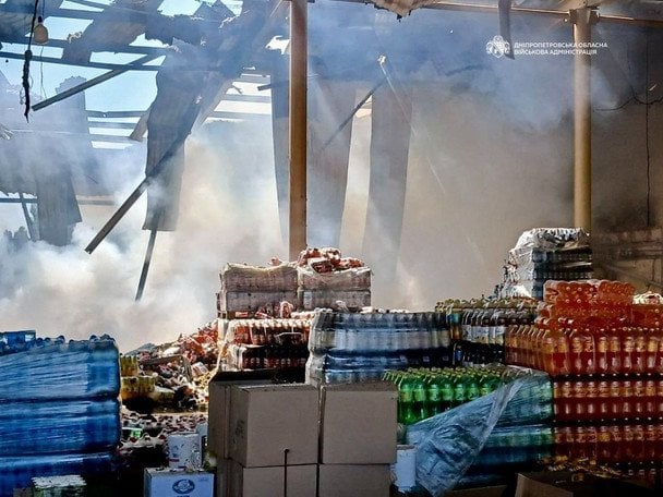 Людей завалило, горіли машини: Росія масовано вдарила по ТЦ, кав'ярнях та будинка у центрі міста в Україні