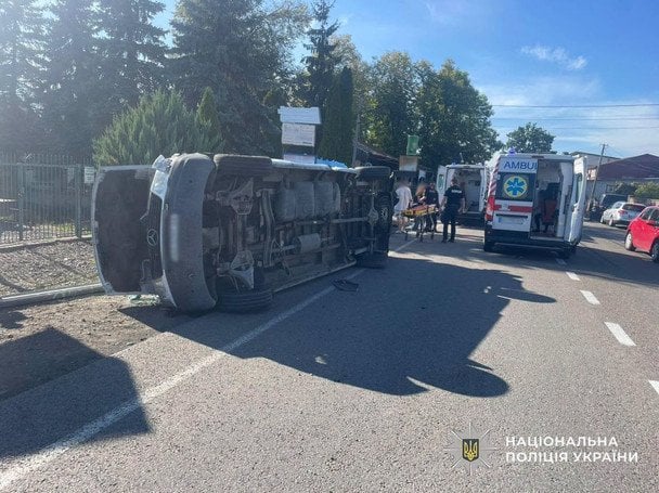 Масштабна ДТП сталася на Закарпатті: автобус із пасажирами перекинувся, є загибла та важкопоранені (відео)