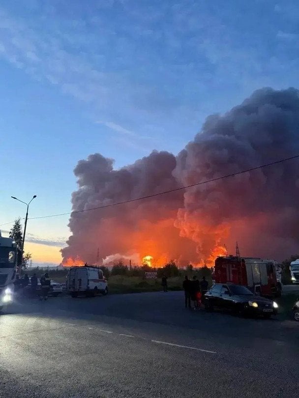Вночі дрони атакували склади під Москвою: у мережі показали масштабні пожежі (відео)