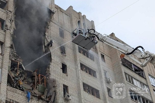 Зруйновані під’їзди, чорні діри, загиблі та десятки постраждалих — наслідки атаки у Харкові (фото)