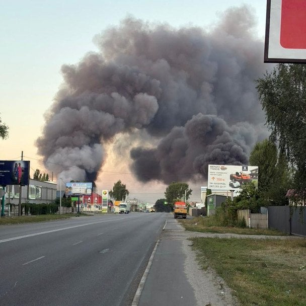 РФ вдарила по сортувальних складах «Нової пошти» під Києвом — усі деталі, фото (оновлено)