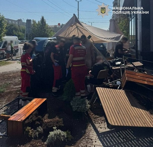 Два BMW знесли літню терасу в центрі Києва: один із учасників ДТП уже збивав на смерть дитину Два BMW знесли літню терасу в центрі Києва: один із учасників ДТП уже збивав на смерть дитину