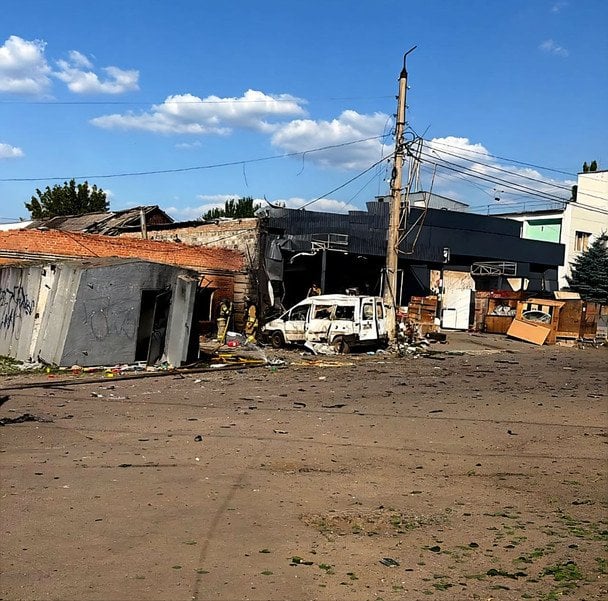 Росіяни вдарили у приміщення Нової пошти, є жертва (фото)