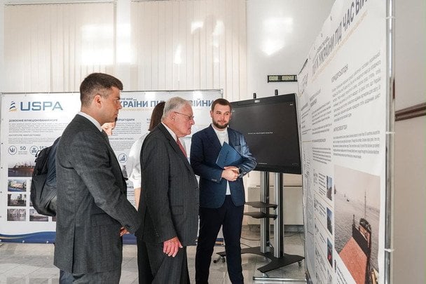Кіт Келлог прибув до України і на власні очі побачив наслідки атак по порту в Одесі (фото)