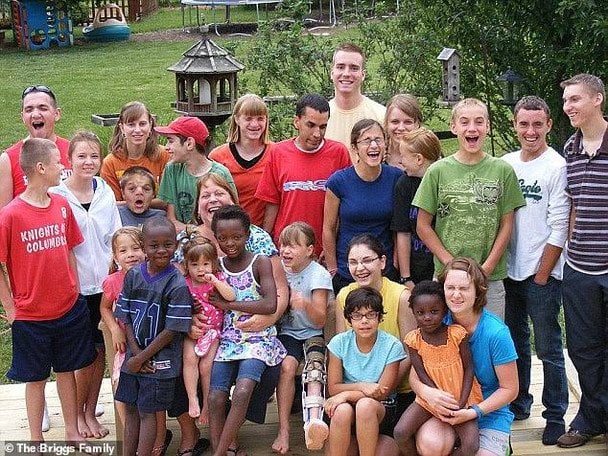 Пара з 37 дітьми зізналася, що готова усиновити ще: як живе велика родина (фото)