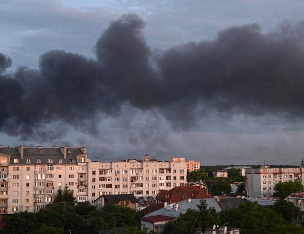 РФ посеред дня вдарила по багатоповерхівці в обласному центрі — перші деталі та фото (оновлено)