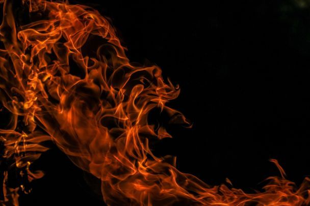 У Києві після атаки РФ спалахнули пожежі: на Оболоні горять резервуари з паливом