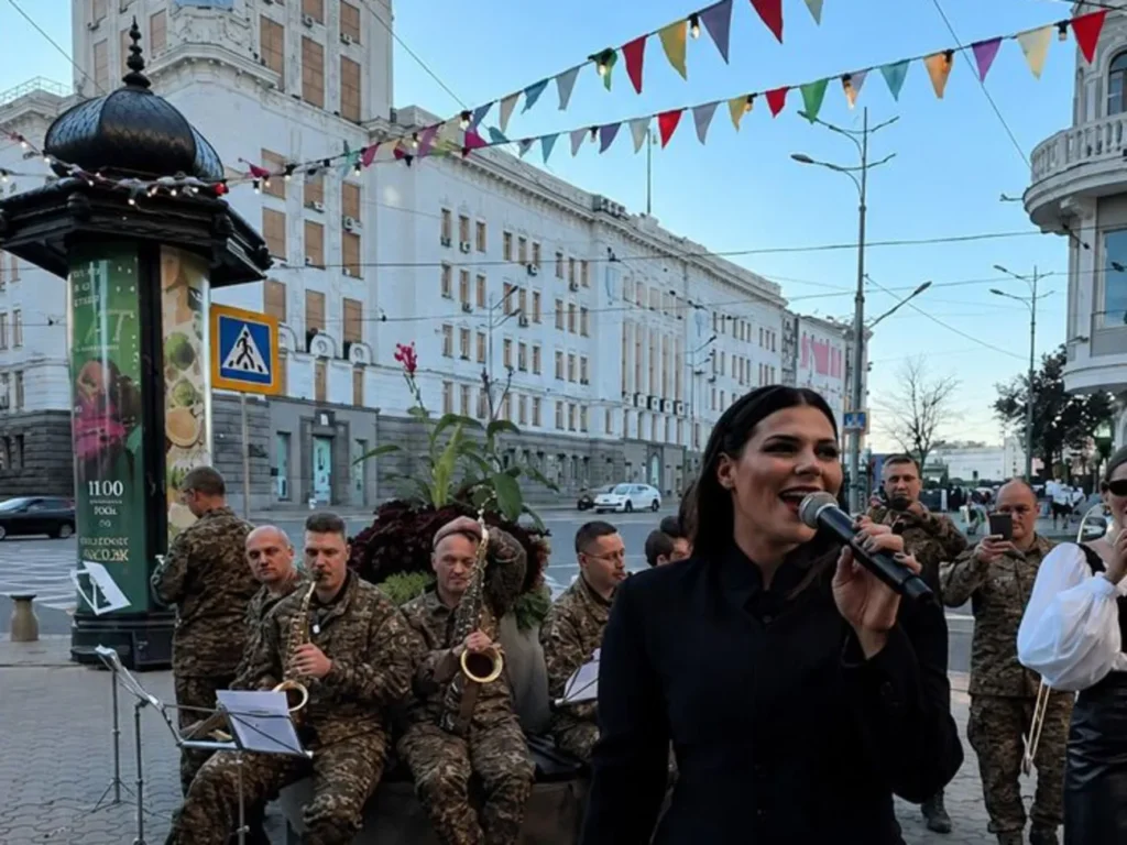 "Твій незламний Харків, Казочко!" Заріцька "запалила" в центрі рідного міста зі своїми хітами. Відео "Твій незламний Харків, Казочко!" Заріцька "запалила" в центрі рідного міста зі своїми хітами. Відео