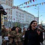 "Твій незламний Харків, Казочко!" Заріцька "запалила" в центрі рідного міста зі своїми хітами. Відео