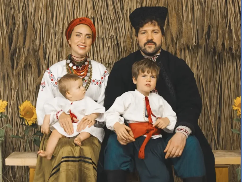 Від сучасних образів до національного вбрання. Родина заступника командира Третього армійського корпусу привітала українців Від сучасних образів до національного вбрання. Родина заступника командира Третього армійського корпусу привітала українців