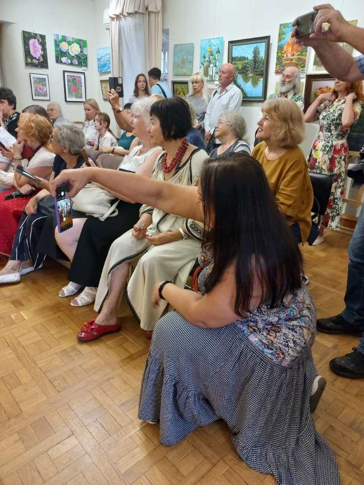 Мистецтво помічати прекрасне: у Києві відкрилася благодійна виставка «Світ навколо»