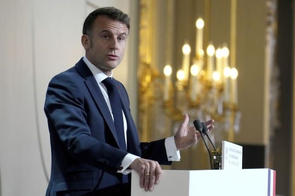 Макрон терміново збирає лідерів партій і розвідку: говоритимуть про Україну та Близький Схід