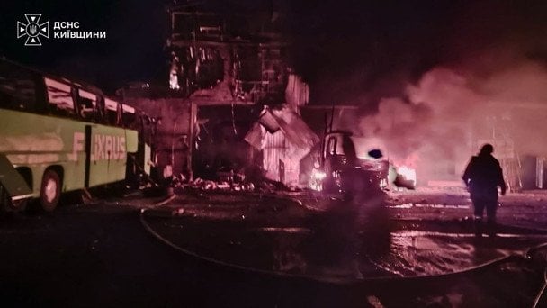 Росіяни вже добу б’ють по Київщині: під прицілом 5 районів, пошкоджено 34 об’єкти (фото)