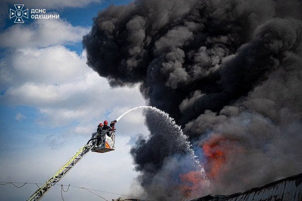 Загинув 23-річний хлопець, пожежі гасили під повторними обстрілами: деталі удару БпЛА по Одещині