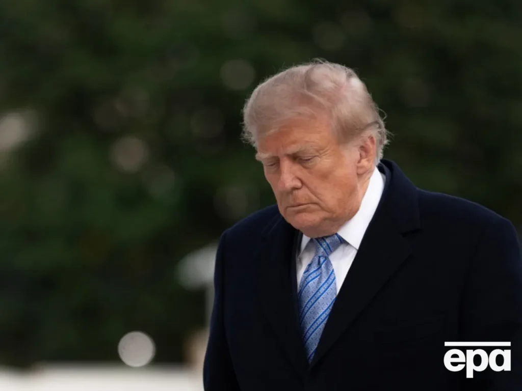 Трамп шукав, але впритул не бачив Рубіо, який сидів поруч із ним. Реакція держсекретаря – на відео Трамп шукав, але впритул не бачив Рубіо, який сидів поруч із ним. Реакція держсекретаря – на відео