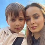 Мішина показала сина з помадою й стрлками на обличчі. Собі вона зробила монобров