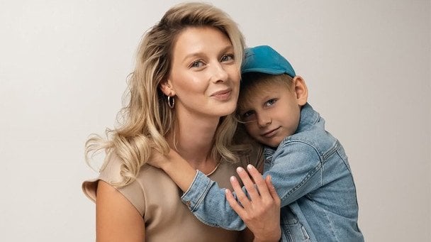 "Прикрила сина собою": відома акторка розповіла про моторошний "приліт" біля її дому в Києві "Прикрила сина собою": відома акторка розповіла про моторошний "приліт" біля її дому в Києві