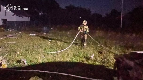 Під Києвом пожежі через нові удари РФ: поранені люди, а атака досі триває — що і де летить Під Києвом пожежі через нові удари РФ: поранені люди, а атака досі триває — що і де летить