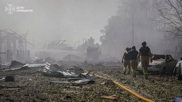 "Заграва така, що я аж осліп": жителі села Мила на Київщині розповіли про страшні наслідки детонації (фото, відео)