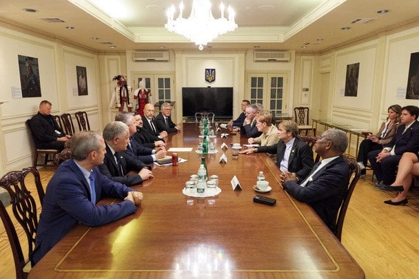 РФ вдарила по Києву під час розмови Зеленського з конгресменами про санкції: президент закликав США відповісти