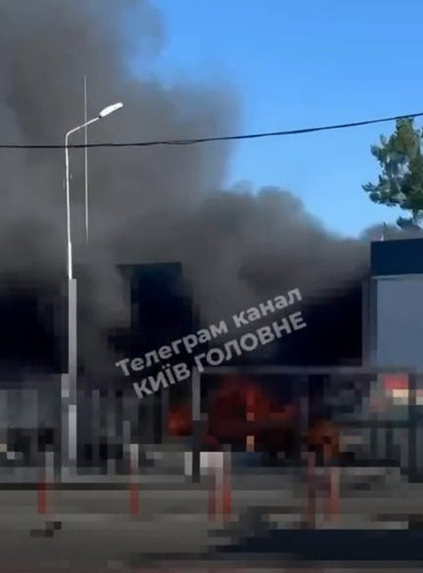 У Києві у районі популярного ТРЦ «приліт»: масштабна пожежа охопила АЗС, горять авто — перші деталі (відео)