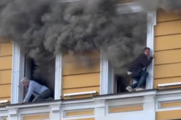 У Києві люди вилазили у вікна з охопленої вогнем будівлі Академії наук: чи вдалося їх урятувати