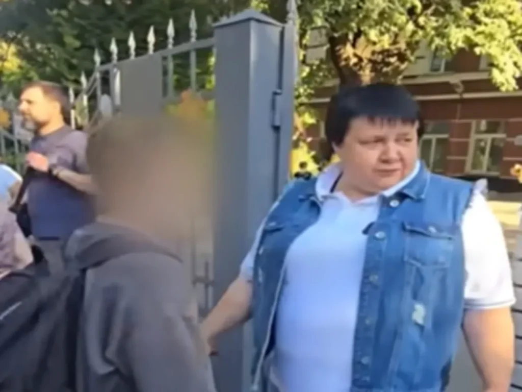 Куди поділася скандальна директорка, яка рік тому під час тривоги не пускала у школу дітей у шортах