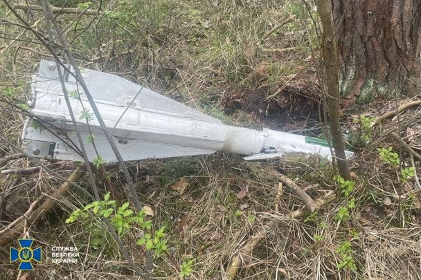 У Києві дрон поцілив у воду просто перед людьми на байдарці: момент атаки потрапив на відео
