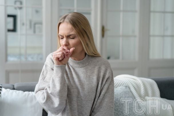 Болить живіт під час кашлю або чхання: який небезпечний стан може бути причиною