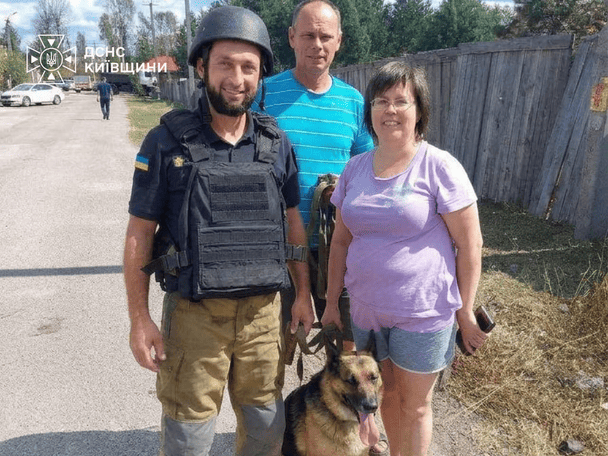 У Милі під Києвом рятувальники дістали з пастки песика, за долю якого хвилювалося все село: фото