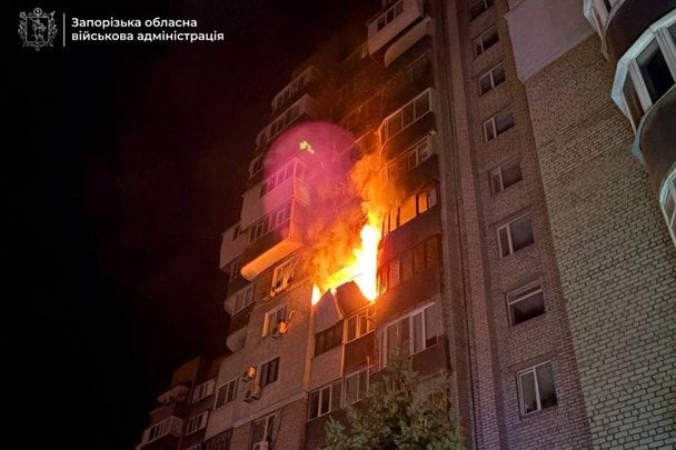 У Запоріжжі після російського удару загорілася багатоповерхівка У Запоріжжі після російського удару загорілася багатоповерхівка