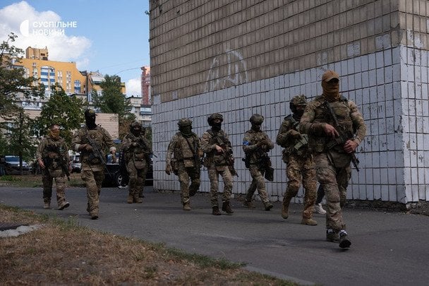 Війна спецслужб у Києві: чому сталася стрілянина між СБУ та ГУР і до чого тут ФСБ — усі деталі Війна спецслужб у Києві: чому сталася стрілянина між СБУ та ГУР і до чого тут ФСБ — усі деталі