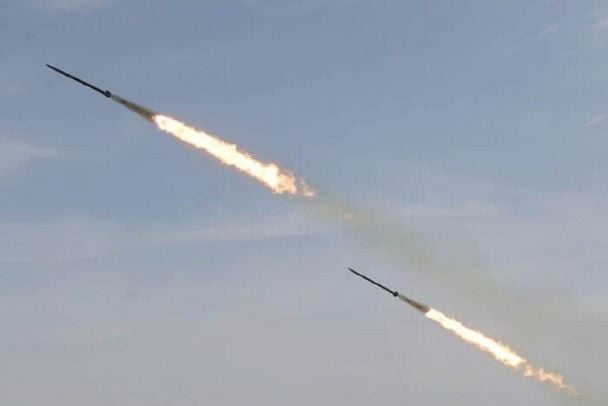 У Києві лунають потужні вибухи: столицю атакує балістика — перші деталі