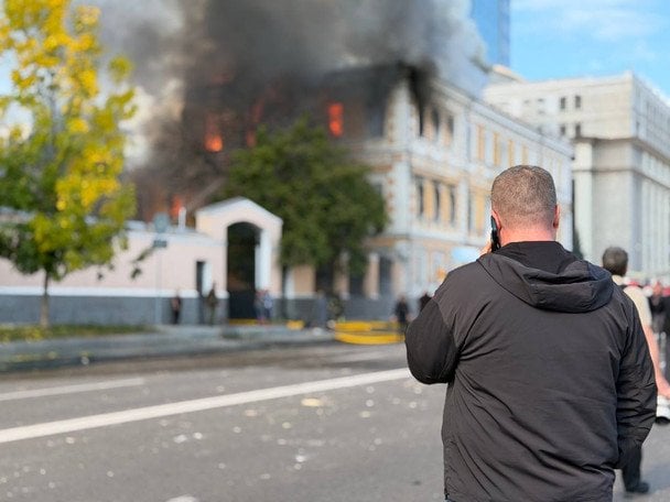 Атака по Національній академії наук у Києві: з’явилося відео із моментом влучання дрона (моторошні кадри)