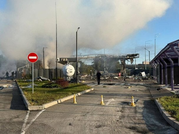 Зрання Росія вдарила по АЗС у кількох районах Києва: є поранені — усі деталі, фото (оновлено)