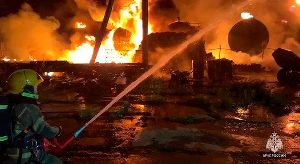 Українські дрони зупинили один із найбільших НПЗ Росії — Reuters