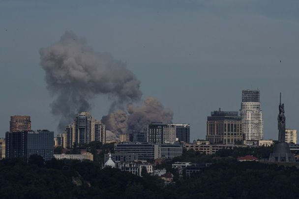 Від ранку РФ атакує Київ: лунають сильні вибухи, горять будинки і офісні будівлі, є потерпілі — усі деталі (оновлено)