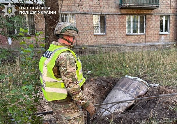 Дві півтонні боєголовки під під'їздом: як у Києві рятували житловий квартал після ракетного удару